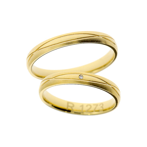 Elegant yellow gold wedding ring with cross lines