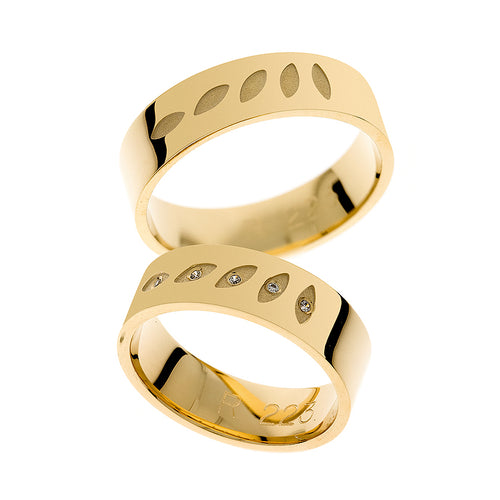 Yellow gold wedding ring with leaf detail