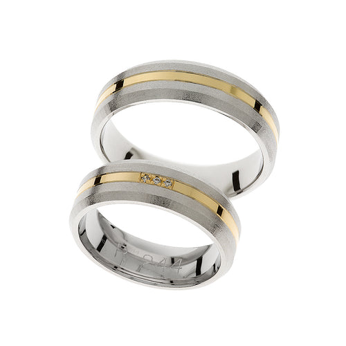 Matte white and polished yellow gold wedding ring