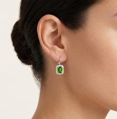 Boucles d’oreilles pendantes avec centre en émeraude synthétique