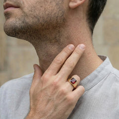 Bague sophistiquée en or avec grenat carré