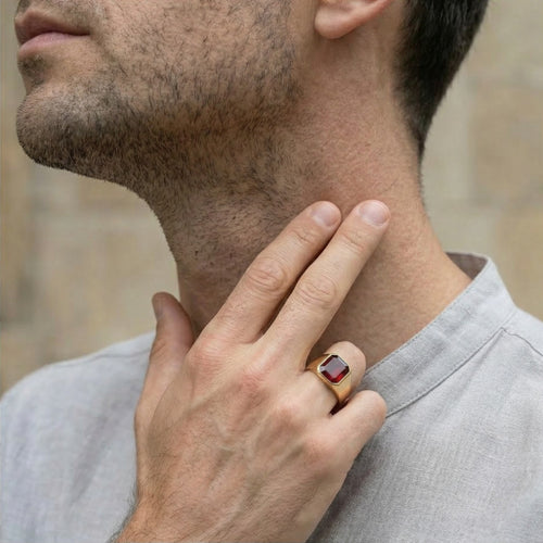 Bague sophistiquée en or avec grenat carré
