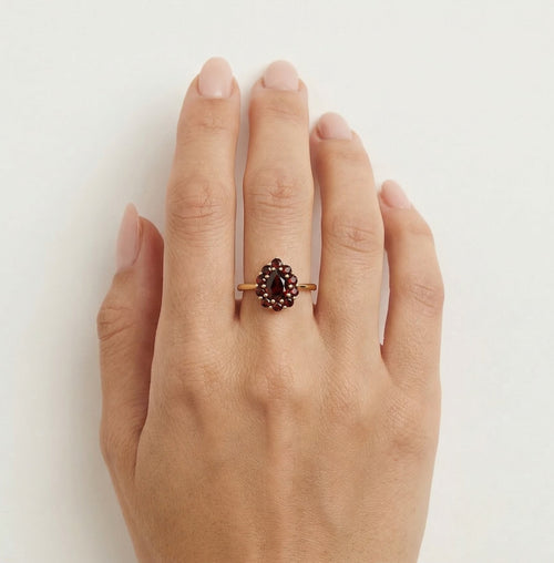 Anillo de Belleza de Granate con Halo Radiante en Oro Amarillo.