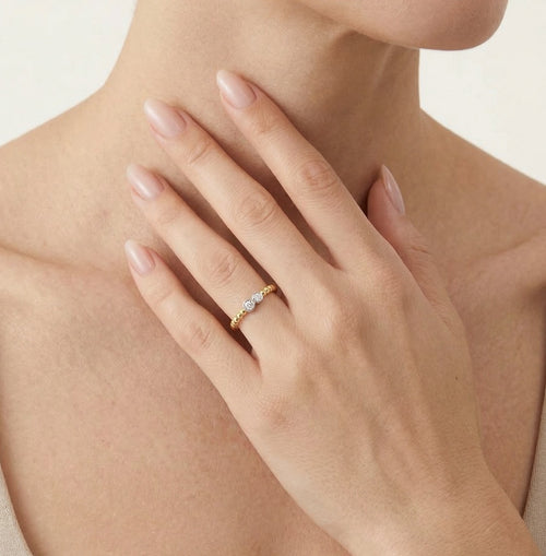 Bague en or jaune ornée de zircones cubiques étincelantes