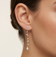 Dangle earrings in white gold with pearls