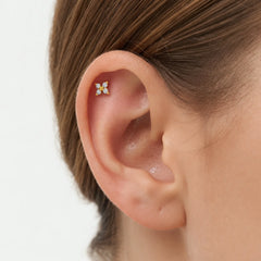 Piercing Do Ucha Ze Žlutého Zlata S Květinou
