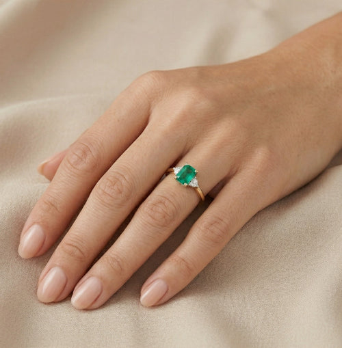 Bague élégante en or jaune avec diamants et émeraude