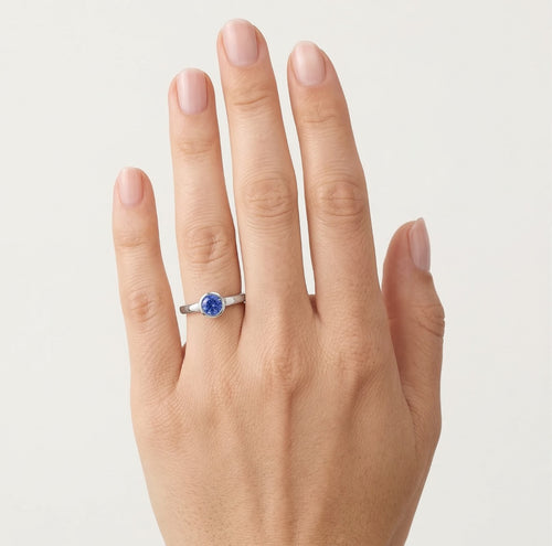 Elegant white gold ring with tanzanite