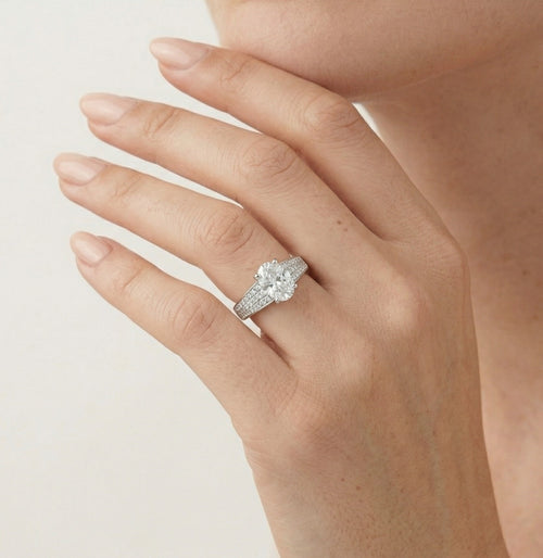 Damenring aus Silber mit rundem und ovalem Schliff