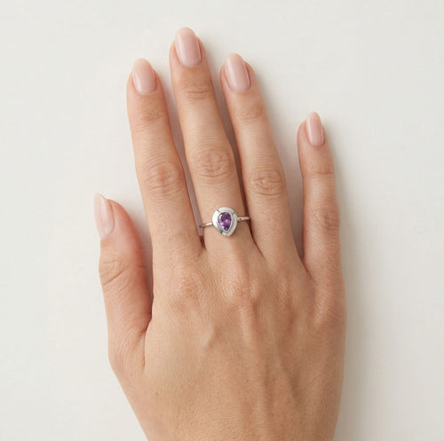 Anillo de plata con amatista en forma de pera