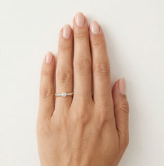 Anillo chic de diamante redondo con corte fino en escalón