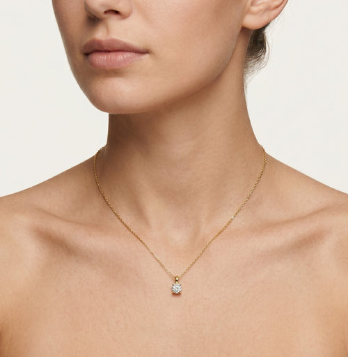 Elegatní přívěsek ze žlutého zlata s jedním kamenem a čtyřmi krapnami