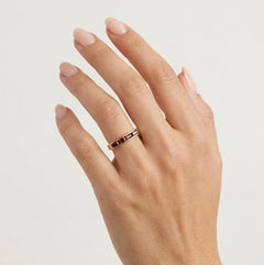 Langer Goldring mit Kanalfassung und Granat