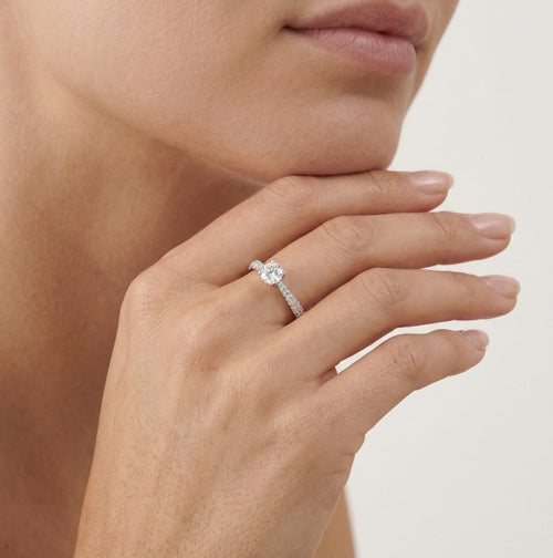 Pave diamantový zásnubní prsten