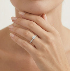 Anillo brillante de diamante redondo de corte escalonado fino