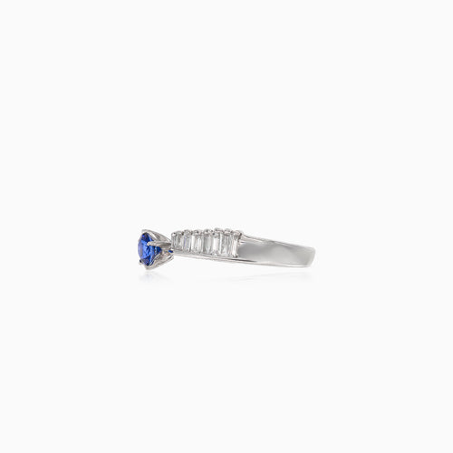 Prsten s kulatým modrým safírem a diamanty