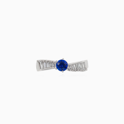 Prsten s kulatým modrým safírem a diamanty