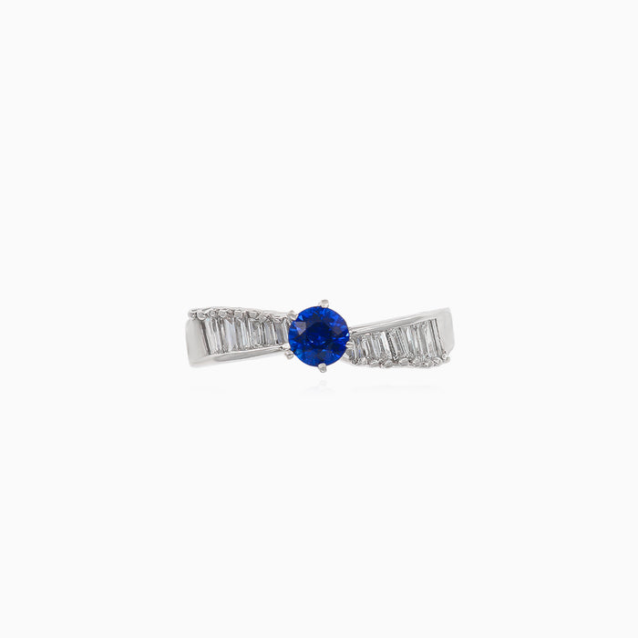 Anillo con zafiro azul y diamantes baguette