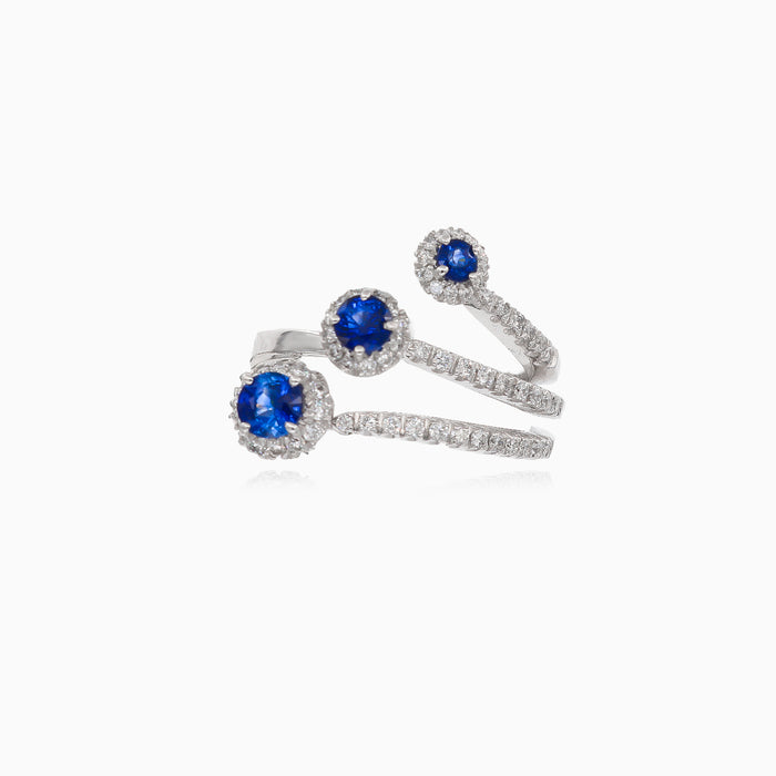Anillo exquisito de zafiro y diamantes.