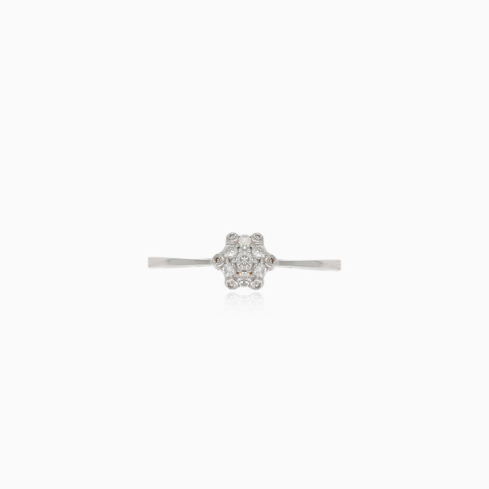 Anillo pequeño de flor con diamante