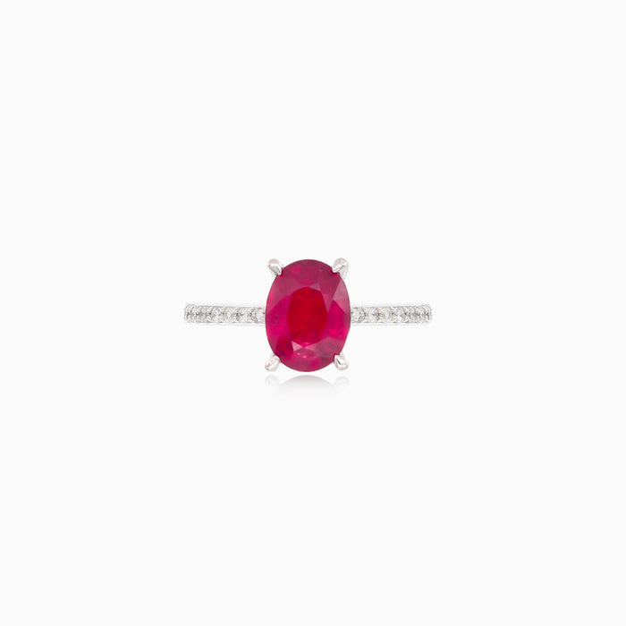 Bague en or blanc avec rubis ovale et diamants.