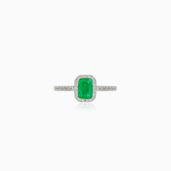 Krásný diamantový prsten z bílého zlata se smaragdem