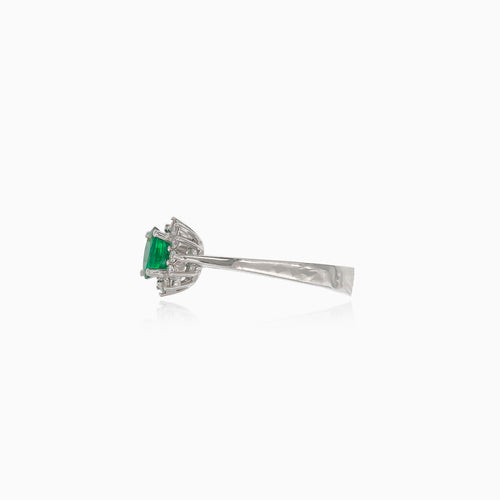Sparkling white gold diamond ring with emerald