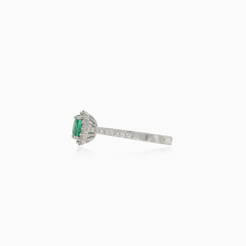 Royal white gold ring with emerald and diamonds