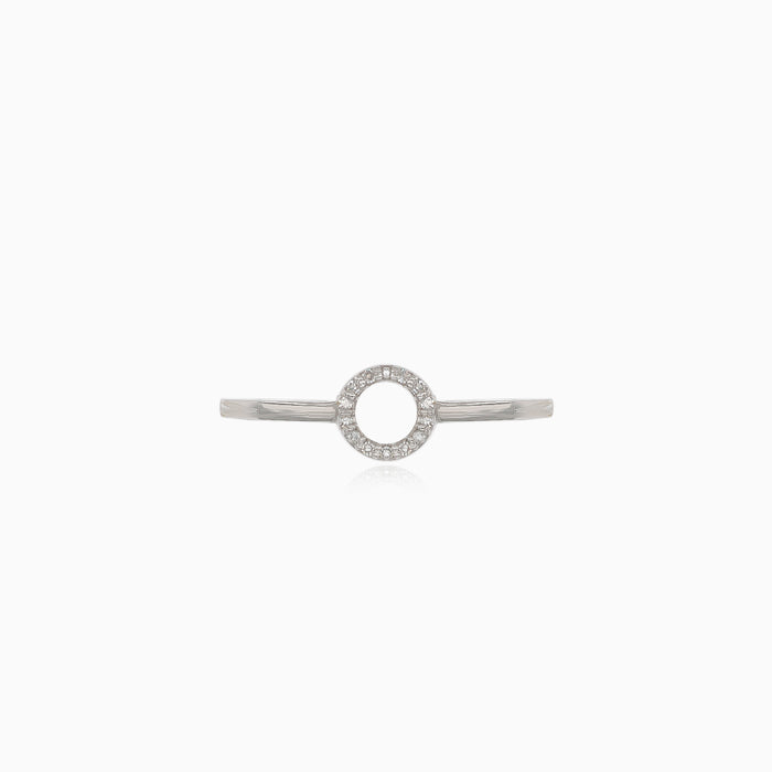 Anillo de oro blanco con pequeño círculo de diamantes.