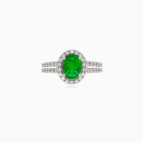 Elegantní prsten z bílého zlata s diamanty a smaragdem
