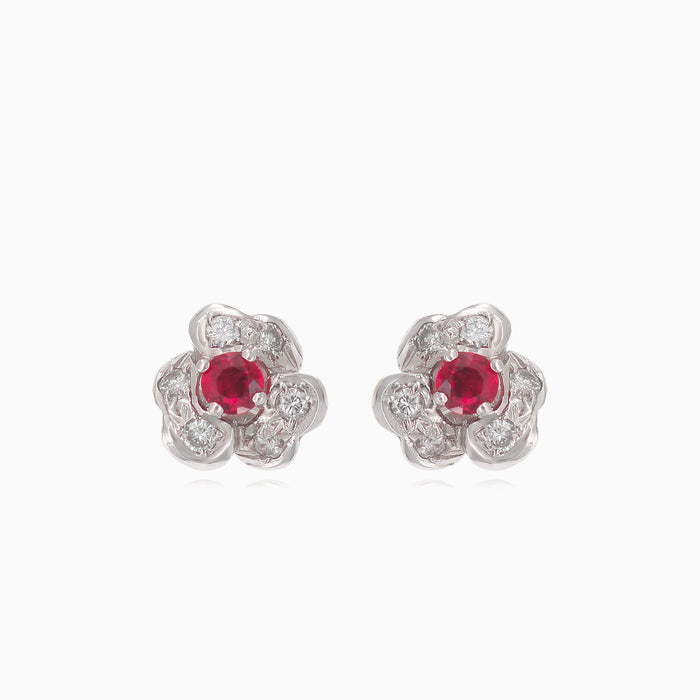 Boucles d’oreilles clous élégantes en or blanc avec diamants et rubis