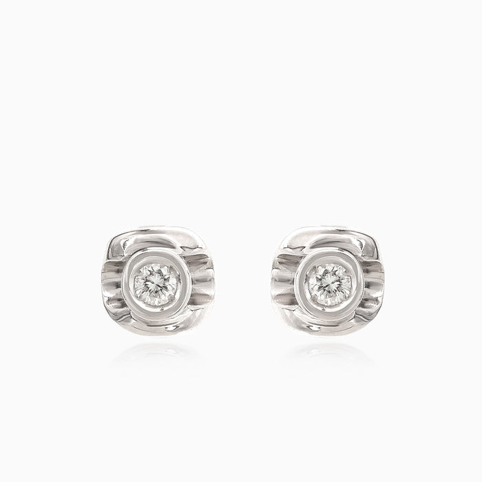 Boucles d’oreilles puces en or blanc avec diamants scintillants
