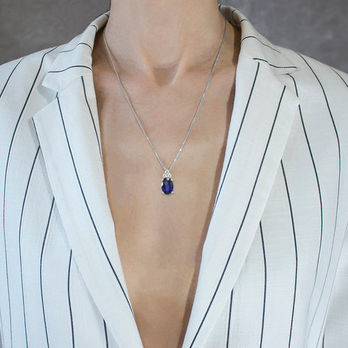 Sapphire gold pendant with three diamonds