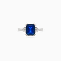 Prsten z bílého zlata s diamantem a modrým safírem