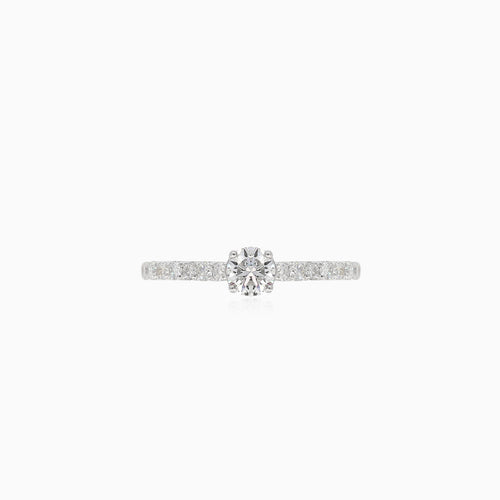 Třpytivý prsten s kulatým diamantem s jemným krokovým brusem