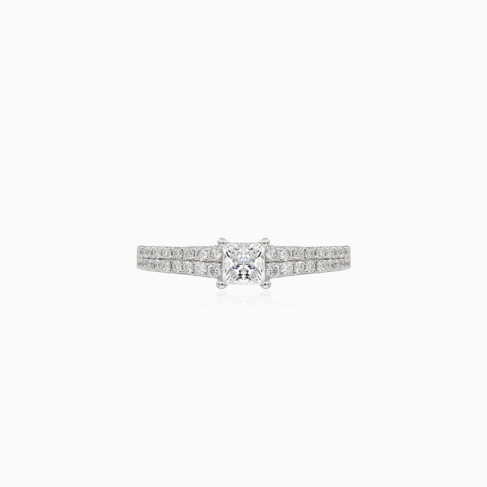 Impresionante anillo de compromiso con diamante princesa en oro blanco