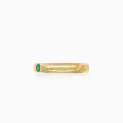 Jednoduchý zlatý prsten s malým smaragdem
