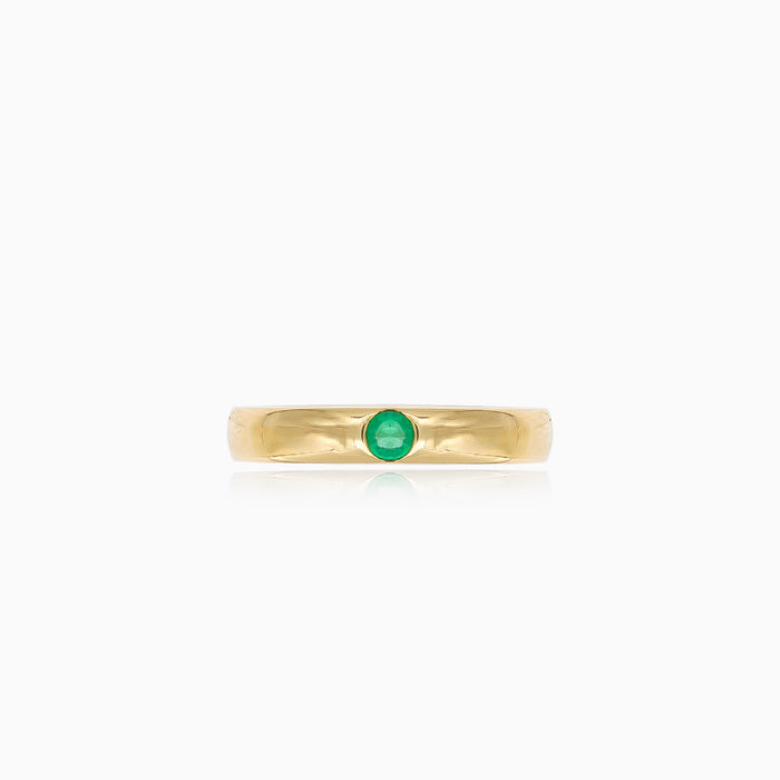Anillo de oro simple con pequeña esmeralda
