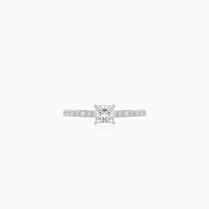 Elegante anillo de compromiso con diamante talla princesa y redonda
