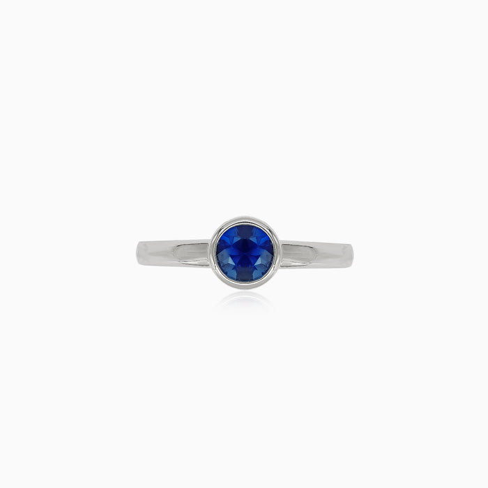 Anillo clásico de oro blanco con zafiro