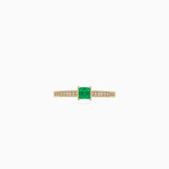 Sophisticated gold ring with emerald and diamonds