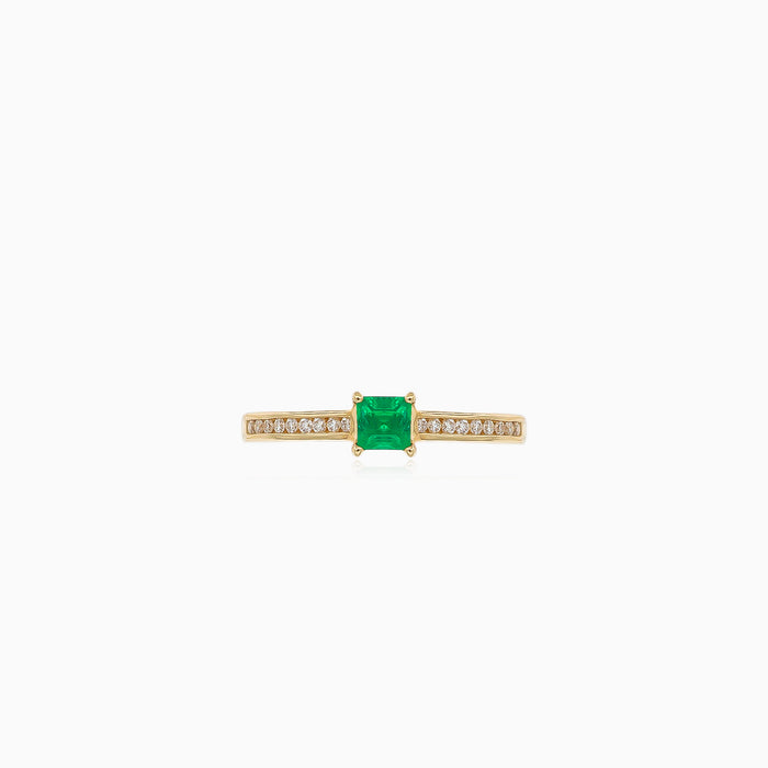 Bague sophistiquée en or avec émeraude et diamants