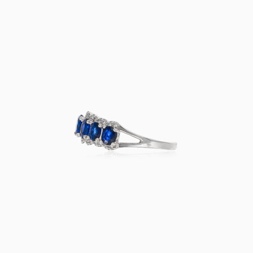 Třpytivý prsten z bílého zlata s diamantem a modrým safírem