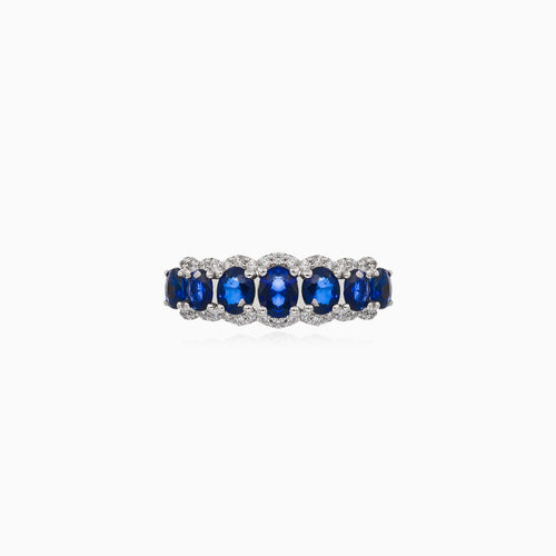 Třpytivý prsten z bílého zlata s diamantem a modrým safírem