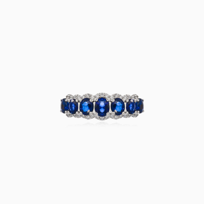 Anillo de oro blanco con diamantes y zafiro azul brillante