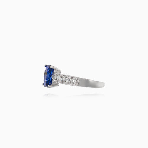 Stylový dámský prsten s diamanty a modrým safírem