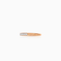 Romantický prsten z růžového zlata s řadou diamantů