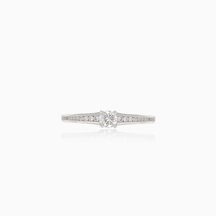 Bague élégante en or blanc avec diamants