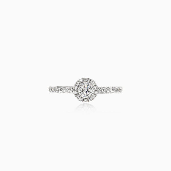 Glänzender Weißgoldring mit Diamanten