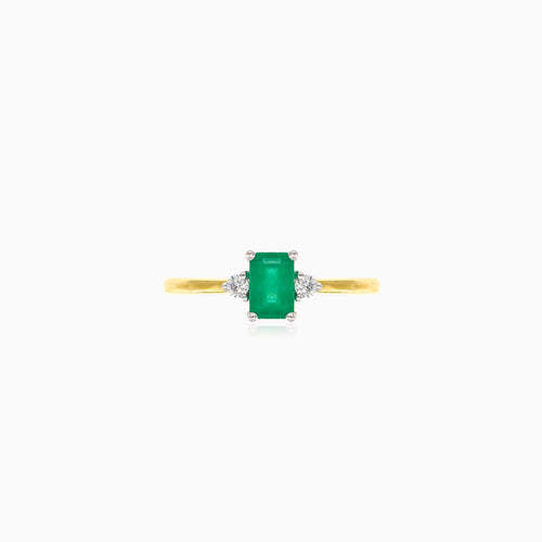 Elegant yellow gold ring with diamonds and emerald